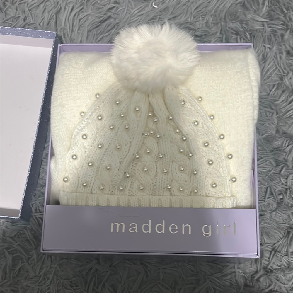 Madden Girl Ivory Knit Beanie with Pom Pom and scarf  (NiB!!)